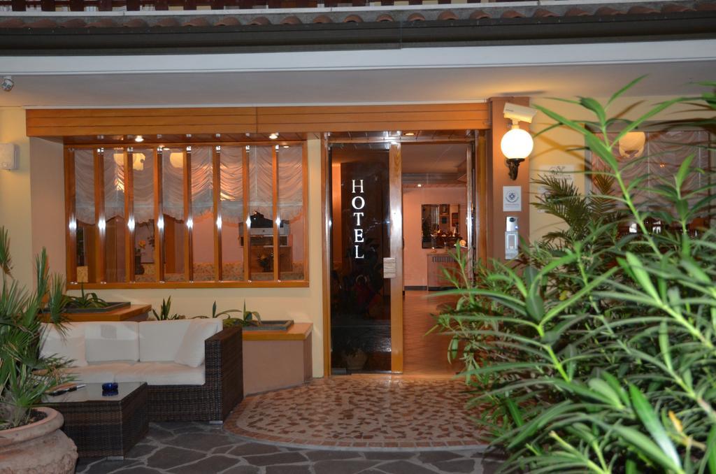 Hotel Monique Cervia Extérieur photo